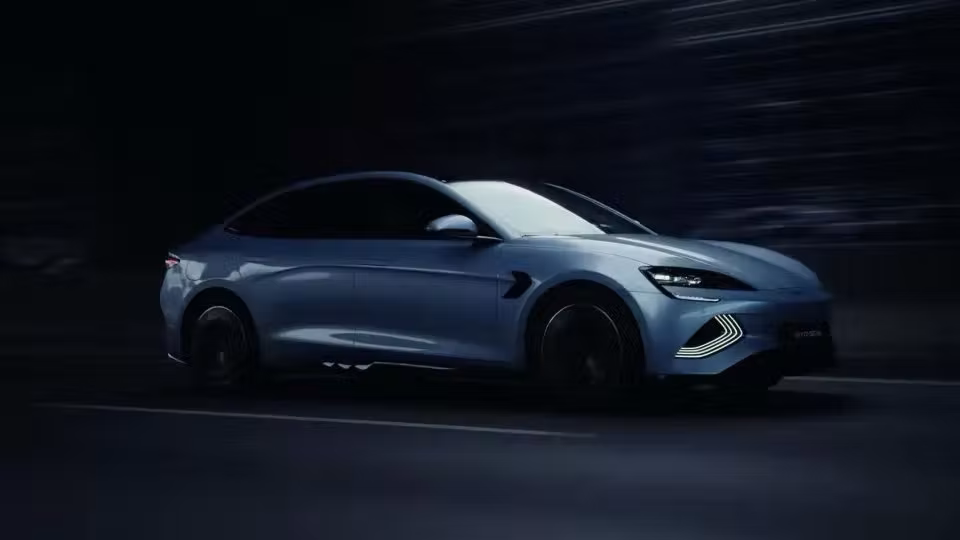 Constructorii auto chinezi mizează pe tehnologie pentru a cuceri piața europeană a mașinilor premium